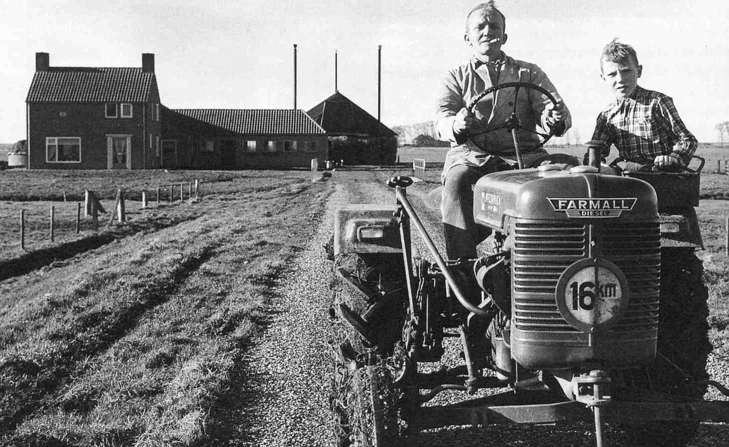 Foto van een boer op een tractor